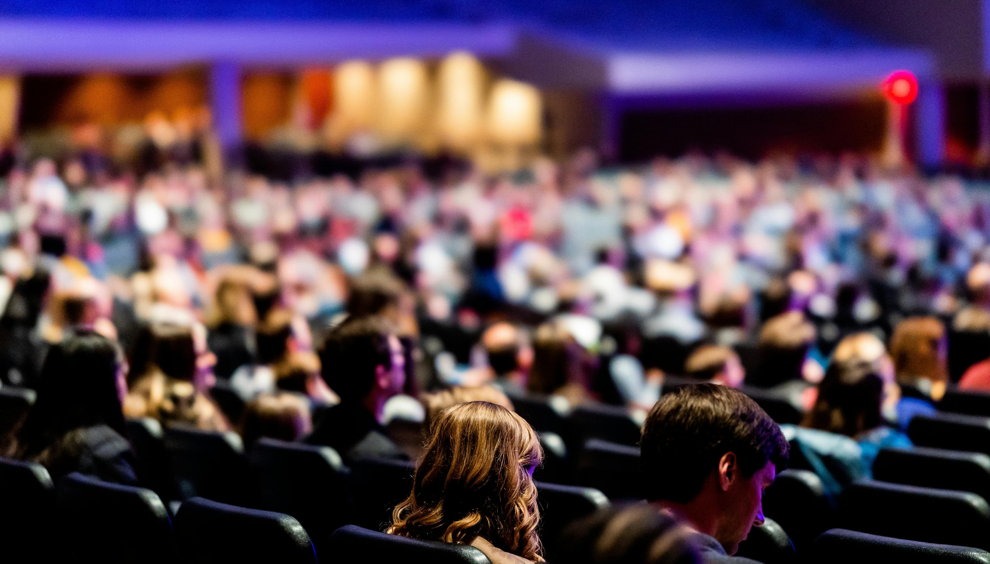 A full conference hall during an Oslo Student Hub event.